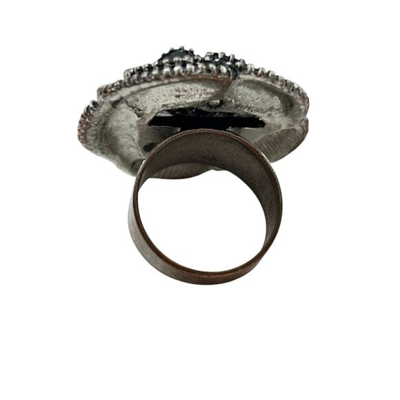 Size 7 Statement Ring Black Flower Goldtone Trim Silvertone Band - Picture 5 of 7